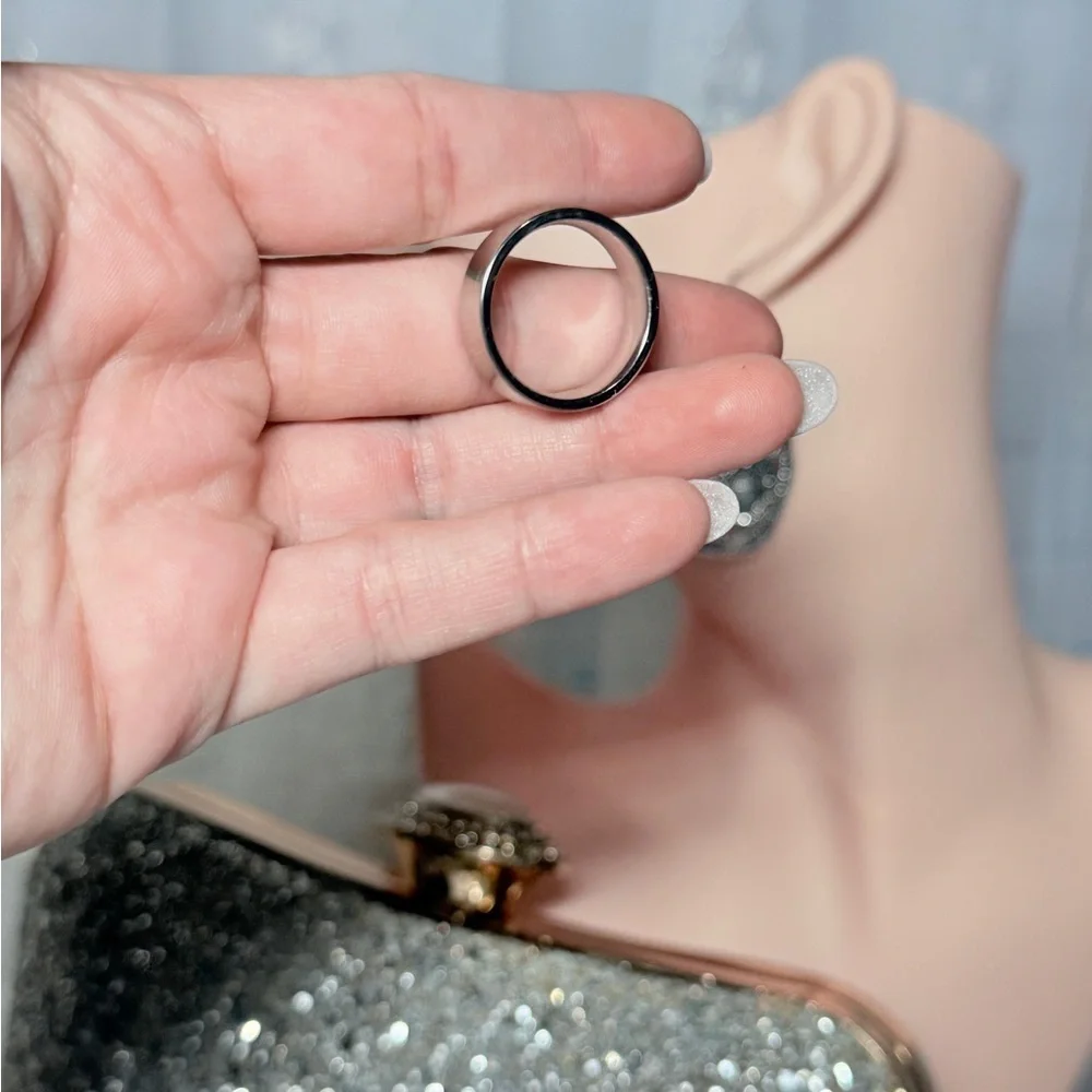 Elegant Silver and Black Ring.